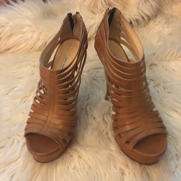 Preowned Vera Wang Camel Strappy Peep Toe Booties - Picture 2 of 7